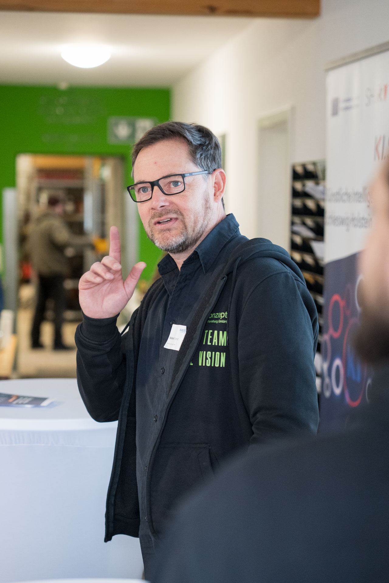 Volkmar Schonert hält einen Vortrag